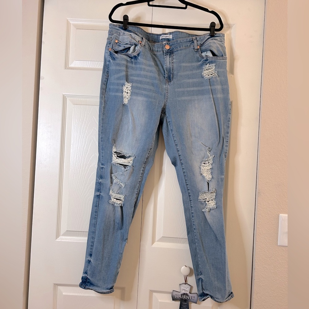 Distressed skinny jeans